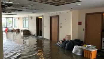 Потоп на Ветеранов: жильцов затопило из-за ремонта крыши во время дождя