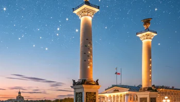 Ростральные колонны вновь зажгли в честь дня рождения Санкт-Петербурга