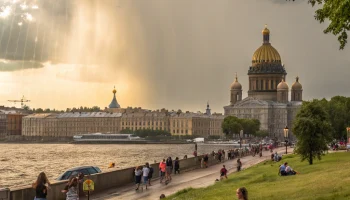 Петербуржцев ждёт тёплая пятница с грозой, дождём и ветром