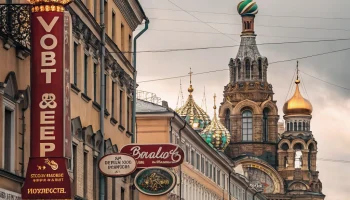 В Петербурге восстановили дореволюционные таблички — историческая работа волонтеров продолжается