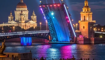 Свет и музыка на Дворцовом мосту: шоу открыли в честь Зенита и Книжного салона