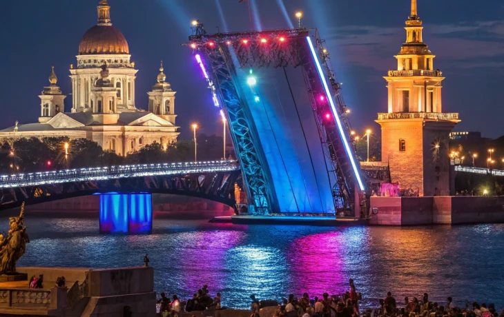 Свет и музыка на Дворцовом мосту: шоу открыли в честь Зенита и Книжного салона Свет и музыка на Дворцовом мосту: шоу открыли в честь Зенита и Книжного салона
