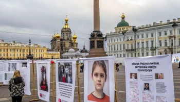 Инсталляция в Петербурге напомнила о пропавших детях и правилах их безопасности